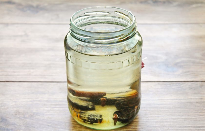 1. Этап. Коньяк из водки в домашних условиях: Влейте в банку водку, закройте крышкой и хорошо потрясите.