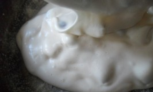 1. Этап. Шарлотка с клюквой и яблоками: Смесь вылейте в форму.