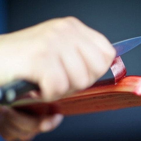 1. Этап. Компот из ревеня: Ножом отрежьте верхнюю и нижнюю части стеблей ревеня, очистите стебли от верхнего слоя.