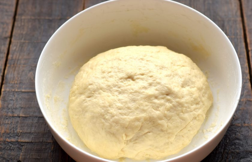 1. Этап. Булочки Столичные: Руками замесите густое мягкое тесто. Его необходимо вымешивать около 20 минут, чтобы масса стала однородной, гладкой и не приставала к ладоням.