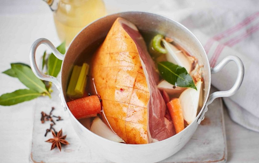 1. Этап. Праздничная ветчина: 1. В большой кастрюле в яблочном соке проварите морковь, анис, сельдерей и лук.