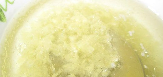 1. Этап. Украинский борщ с пампушками: Пока пекутся пампушки, приготовьте для них ароматную заправку. Очистите чеснок, пропустите зубчики через пресс. Добавьте к ним оставшееся растительное масло и немного воды. Все тщательно перемешайте.