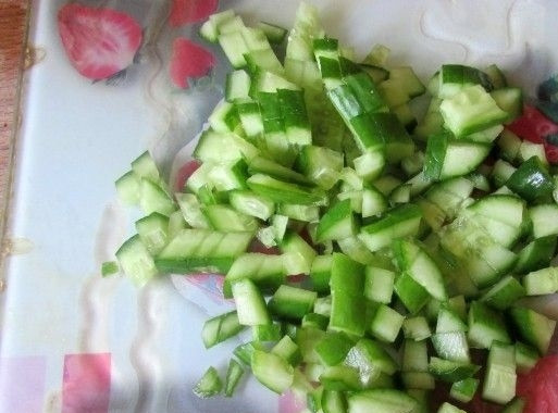 1. Этап. Салат с куриными сердечками и огурцом: 4. Огурцы вымойте, обсушите и нарежьте кубиками.