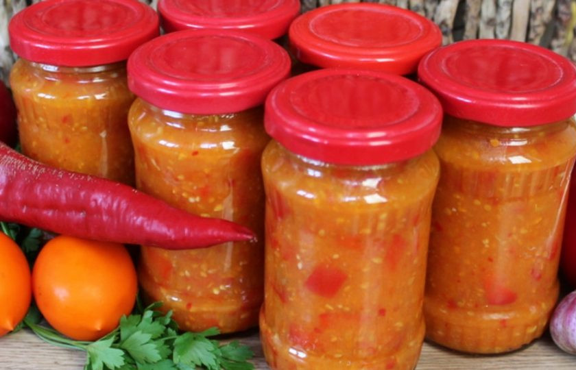1. Этап. Аджика из желтых помидоров с кусочками перца: Кипящую аджику раскладываем по стерильным банкам и закатываем. Готово!