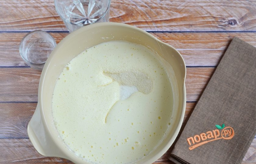 1. Этап. Манник на простокваше: 4. Положите в яичную массу манку, кефир, разрыхлитель, перемешайте миксером до однородной массы.