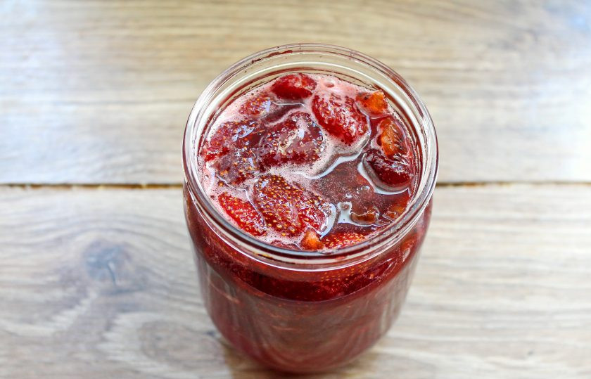 1. Этап. Варенье из клубники с киви: Горячее варенье разложите в стерилизованные банки и закатайте. Переверните банки вверх дном и оставьте до полного остывания.