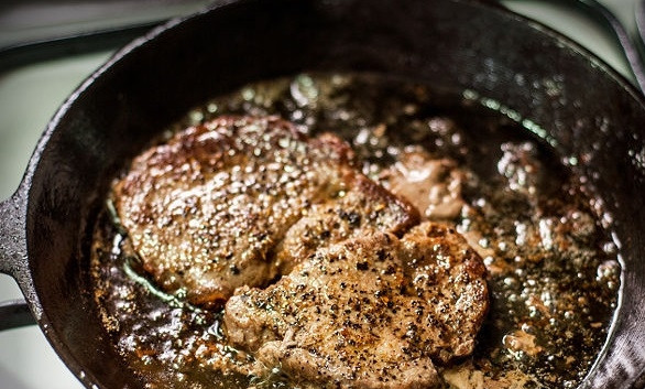 1. Этап. Стейк рибай на сковороде: 4. Жарьте стейк по 3-5 минут с каждой стороны на средне-высоком огне. Не прокалывайте!