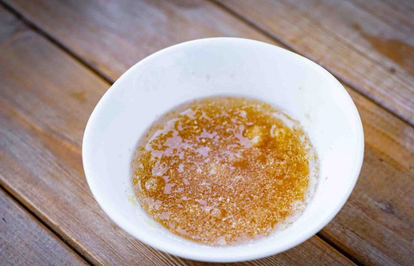 1. Этап. Воздушная пастила: В мисочку высыпите весь желатин, залейте его холодной водой, оставьте на 30 минут.