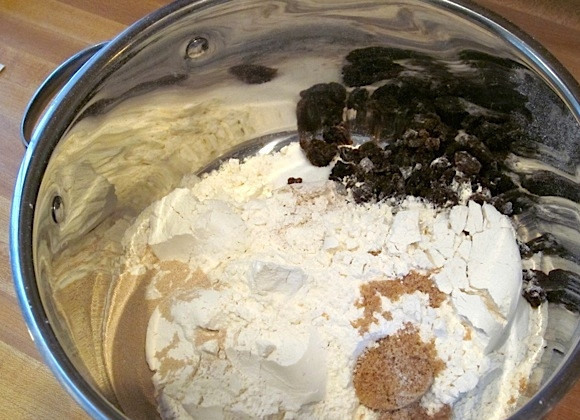 1. Этап. Хлеб с изюмом и корицей: 1. В миску выложите муку (два вида), добавьте сахар, соль, дрожжи, изюм и перемешайте.