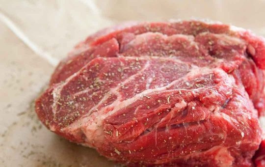 1. Этап. Говядина, тушеная в казане: 1. Вымойте мясо, оботрите его салфетками. Натрите мясо солью, перцем и смесью итальянских трав.