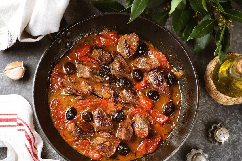 1. Этап. Говядина по-сицилийски: Готовую говядину по-сицилийски подавайте в той же сковороде, в которой вы ее готовили. Приятного аппетита!