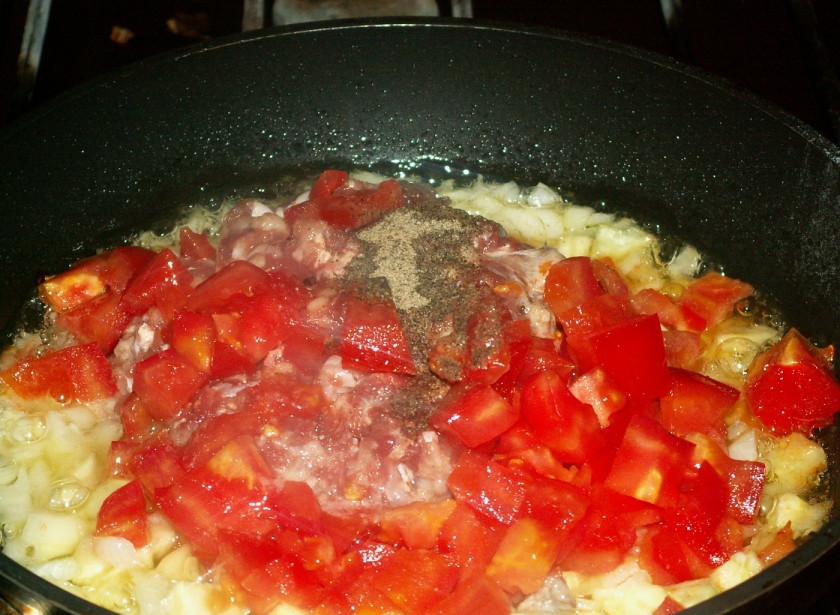 1. Этап. Кабачки с фаршем и помидорами: Мелко нарезаем помидор, лук и кидаем в сковородку вместе с фаршем и кабачками (мякотью). Добавляем соль, перец по вкусу и тушим на медленном огне 20-25 минут.