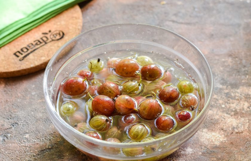 1. Этап. Маринованный крыжовник на зиму: Крыжовник переложите в глубокую миску, хорошо вымойте.