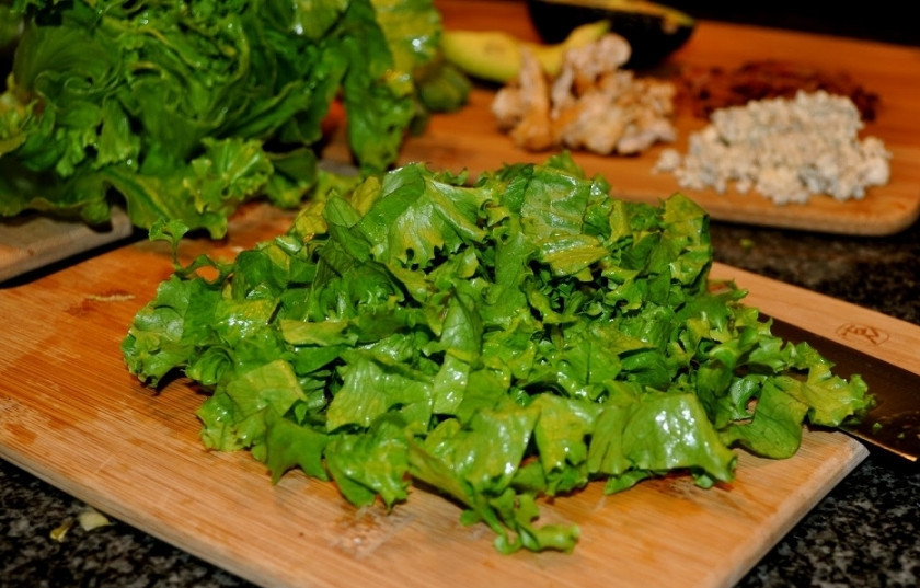 1. Этап. Салат Любимый: 4. Нарежьте также обычный салат.