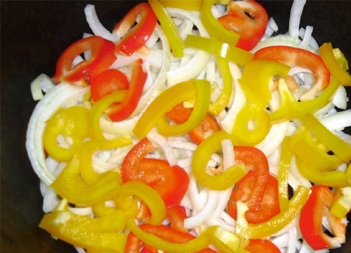 1. Этап. Хашлама из баранины: Сверху выкладываем перец, порезанный соломкой.