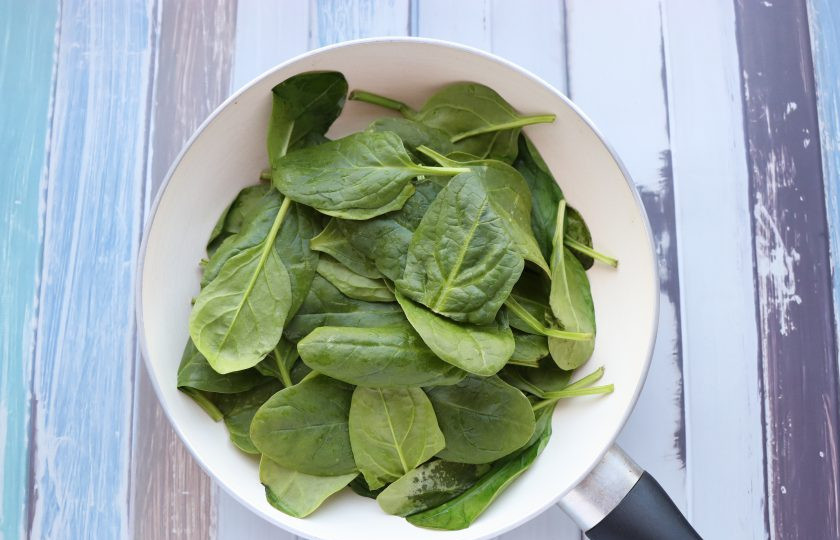 1. Этап. Кимбап: Шпинат потушите на сковороде под крышкой до мягкости, заправьте соевым соусом по вкусу.