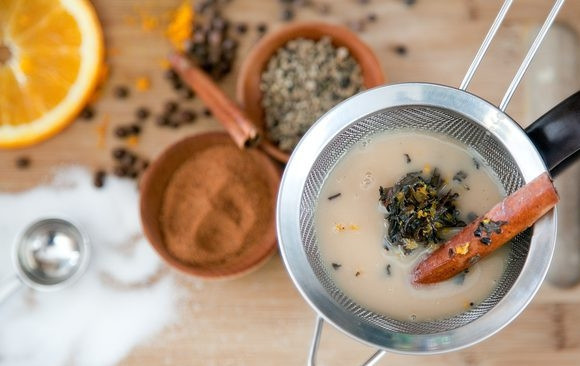 1. Этап. Пряный чай-латте Старбакс: 4. Процедите смесь через мелкое сито или марлю.