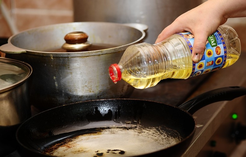 1. Этап. Курица с горохом: В глубокой сковороде разогреть масло.