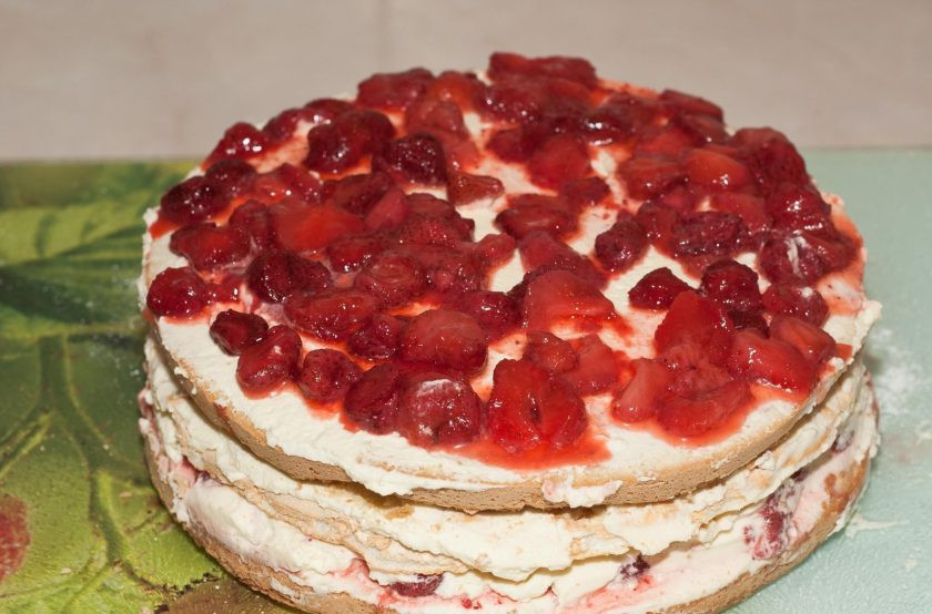 1. Этап. Торт с кремом из сливок: Потом слой сливок, клубники, немного сахарной пудры и снова сливок.