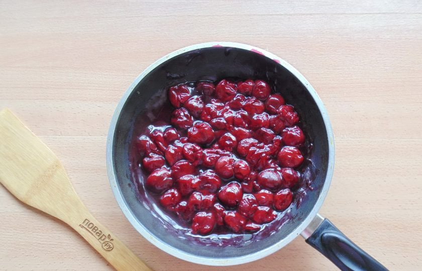 1. Этап. Кростата с вишней: Нагрейте вишню с сахаром и перемешайте до растворения сахара. Затем крахмал растворите в 2-3 столовых ложках холодной воды и влейте в вишню. Постоянно перемешивая, доведите вишневую начинку до загустения. После хорошо охладите.