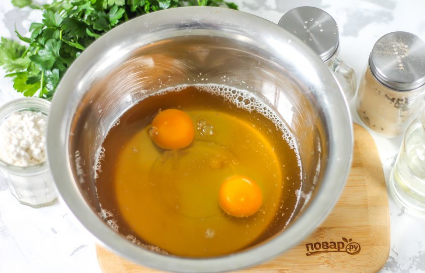 1. Этап. Блины на пиве без молока: Пиво перелейте в глубокую емкость, вбейте туда же куриные яйца, всыпьте соль. Взбейте все венчиком примерно 2-3 минуты.