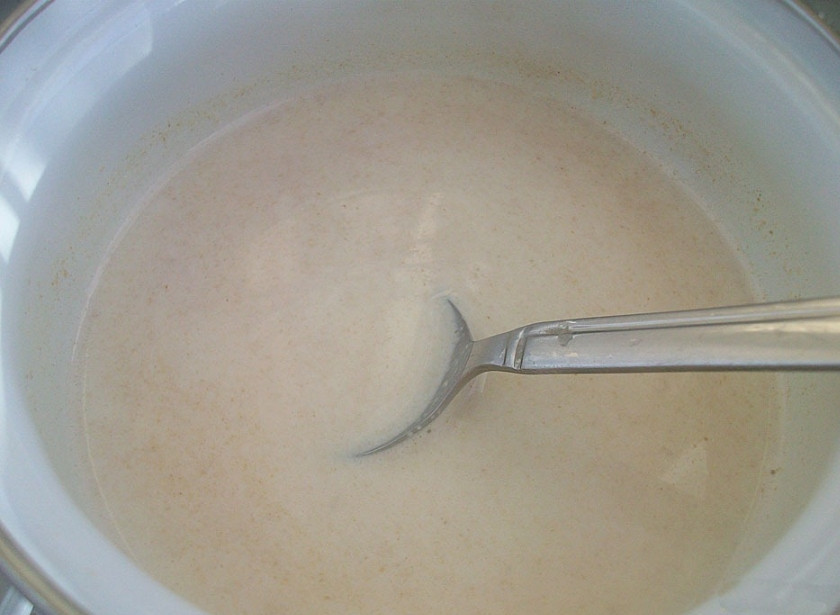 1. Этап. Овсяная каша для грудничка: Доливаем молоко, перемешиваем и ставим на медленный огонь.