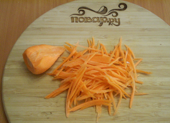 1. Этап. Солянка с грибами и капустой: Порежьте соломкой морковь.