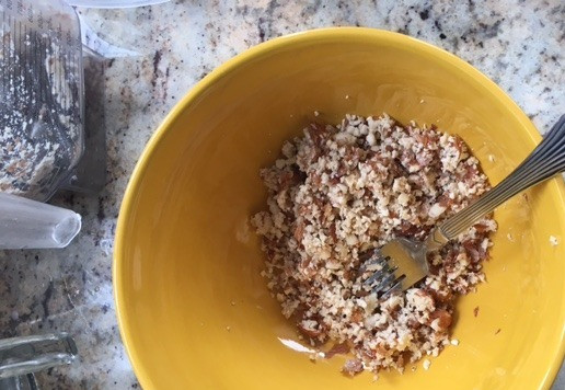 1. Этап. Энергетические шарики с изюмом и орехами: Измельчить орехи в блендере. Поставить их в миску.