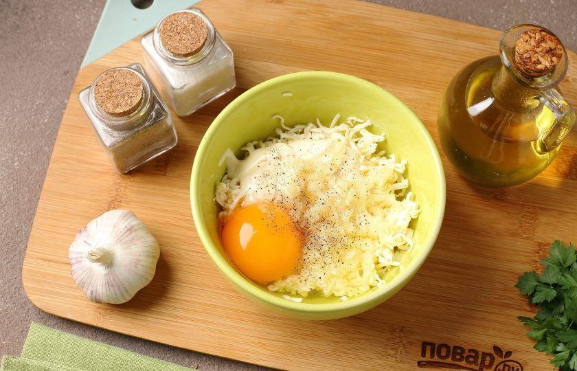 1. Этап. Бутерброды с плавленым сыром и яйцом: Добавьте давленый чеснок, майонез, соль и перец по вкусу.