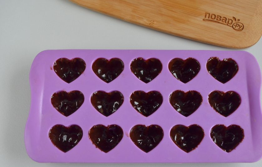 1. Этап. Конфеты Чизкейк в шоколаде: Возьмите формочку в руки и круговыми движения распределите шоколад по внутренней части формы. Отправьте в холодильник на 5 минут, чтобы шоколад застыл.