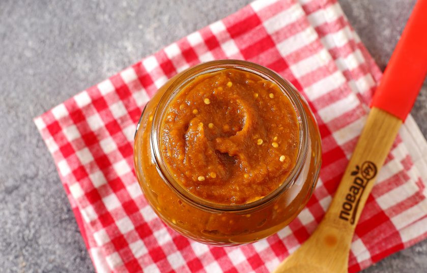 1. Этап. Икра из баклажанов на зиму Пальчики оближешь: Переложите овощное пюре в чистые стерилизованные баночки. Из указанного количества выходит примерно три баночки по 500 мл. Банки закрутите стерильными крышками, переверните и укутайте до остывания.