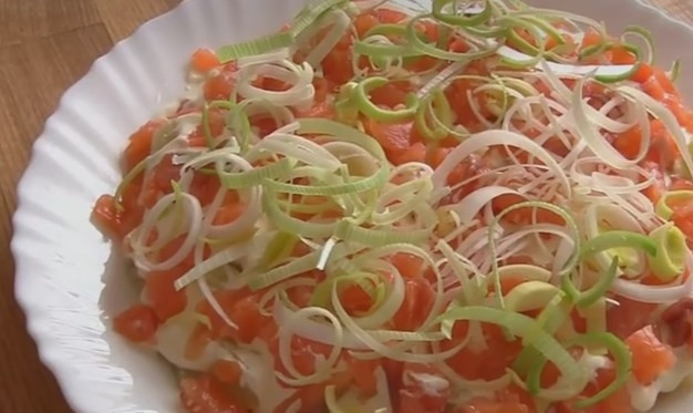 1. Этап. Слоеный салат Королевская шуба: 7. Майонез смешайте с йогуртом и начните собирать салат. Слой картошки покройте майонезом, затем — слой рыбы и лук-порей, нарезанный тонкими колечками.