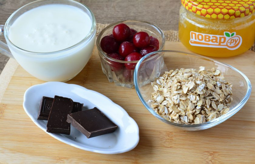 1. Этап. Ленивая овсянка с вишней и шоколадом: Подготовьте все ингредиенты.