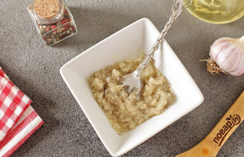 1. Этап. Баклажаны с чесноком жареные на зиму: Добавьте к чесноку соль, сахар, молотый перец и перемешайте.