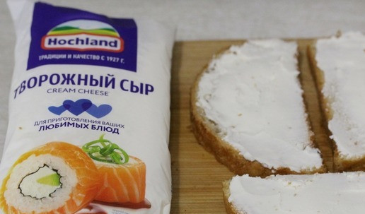 1. Этап. Брускетта с инжиром: Смазать чабатту творожным сыром, у меня ТМ Хохланд в рукаве.