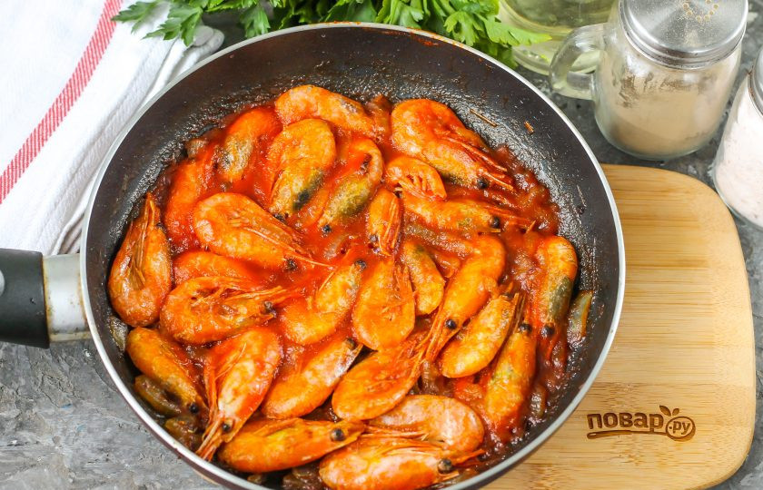 1. Этап. Паста с креветками в томатном соусе: Потушите все вместе примерно 3-4 минуты.