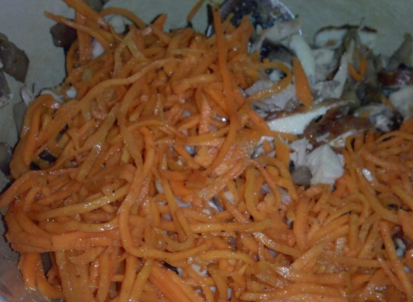 1. Этап. Салат с курицей, омлетом и корейской морковью: 7. И в конце — корейскую морковь. Заправляем салат майонезом, перемешиваем и убираем в холодильник минимум на 30 минут. Хорошо, если корейская морковь будет сочной.