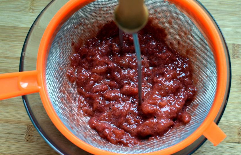 1. Этап. Эклеры Клубника со сливками: Протрите пюре через сито для удаления косточек.