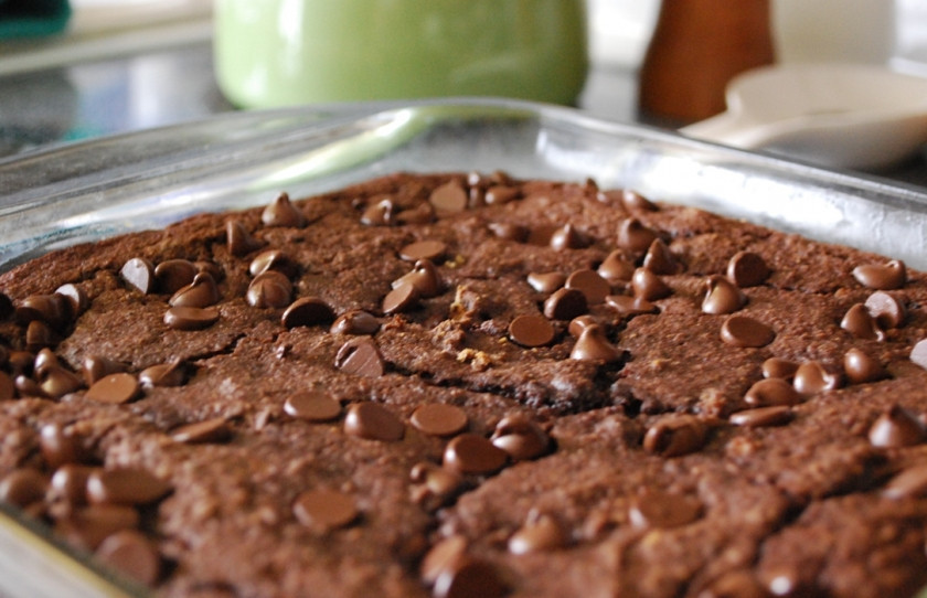 1. Этап. Тортик на кефире: 4. Вот такой получается ароматный тортик. Можно его подавать прямо так, а можно разрезать на коржи и промазать кремом. В любом случае, будет вкусно!