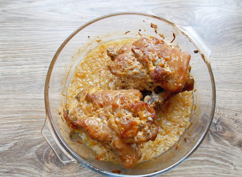 1. Этап. Свиные ножки с капустой: Снова поставьте форму в рукав и запекайте еще в течение 50-60 минут. Выньте форму из духовки и снимите рукав. Сразу разложите по тарелкам и подавайте к столу.