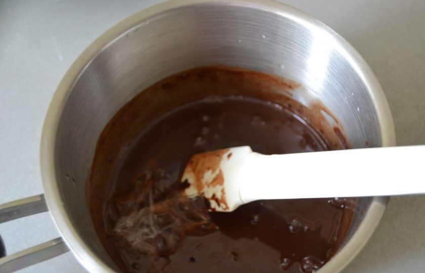 1. Этап. Глазурь для эклеров: Добавьте в сотейник желатин и тоже хорошо размешайте.