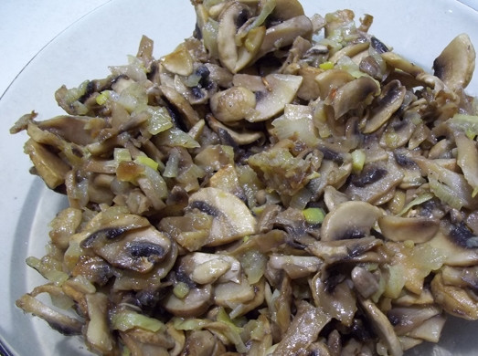 1. Этап. Французские отбивные из свинины в духовке: 6. Содержимое сковороды перемешиваю и обжариваю до золотистого цвета лука, затем перекладываю на тарелку.