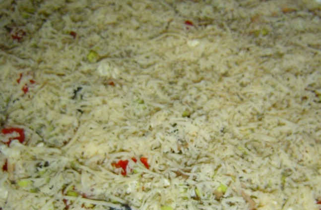 1. Этап. Сырная пицца: Второй твердый сыр трем на мелкой терке. Обильно посыпаем им пиццу. Выпекаем в духовке 20-25 минут при температуре 180 градусов.