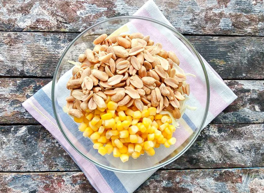 1. Этап. Салат с курицей и арахисом: Добавьте арахис ко всем ингредиентам.