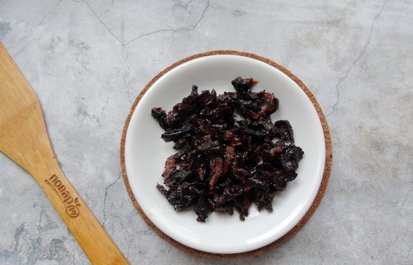 1. Этап. Слоеный салат Граф с курицей, свеклой и черносливом: Чернослив хорошо помойте и нарежьте произвольно.