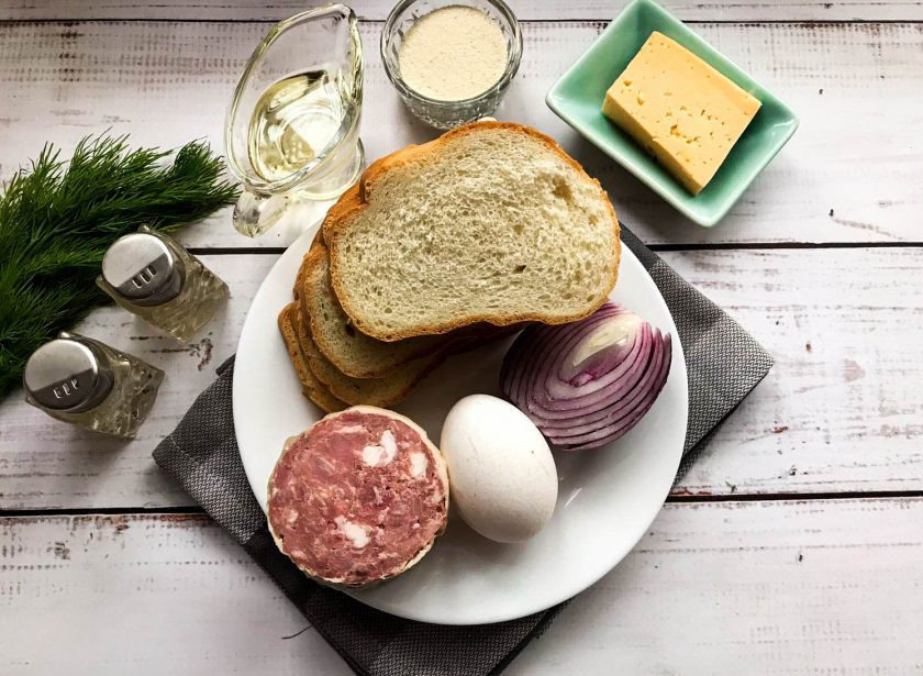 1. Этап. Горячие бутерброды с манкой: Подготовьте все необходимые ингредиенты.