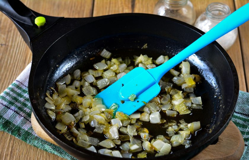 1. Этап. Отварной картофель с луком: В сковороде разогрейте растительное масло, выложите лук и обжарьте до золотистого оттенка. Снимите с плиты.