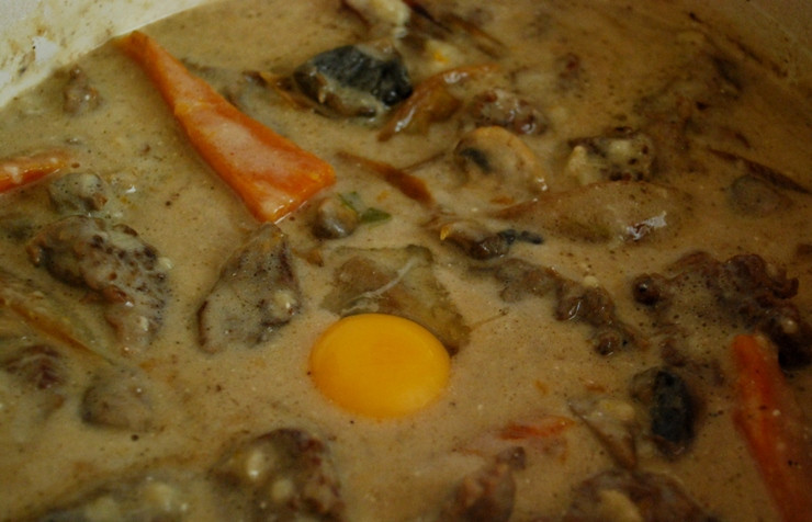 1. Этап. Тушеная телятина с грибами: Нагреваем все, не доводя до кипения, а перед подачей блюда к столу, выкладываем в сотейник яичный желток и тщательно все перемешиваем.