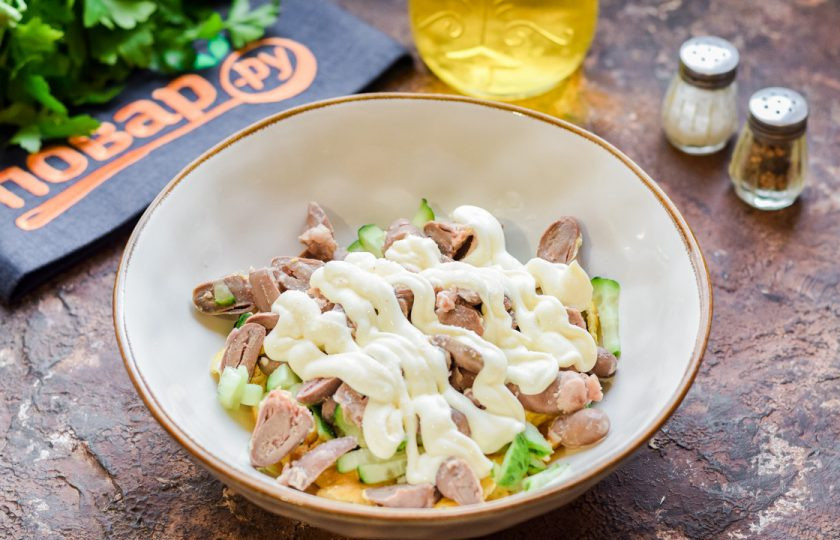 1. Этап. Салат из куриных сердечек: Заправьте салат майонезом, добавьте соль и перец по вкусу.