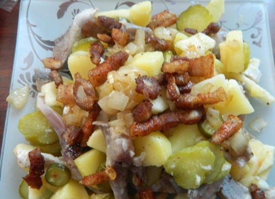 1. Этап. Салат с сельдью по-цёблицки: 9. Поливаем картофельный салат горячим поджаренным луком с беконом, подаем к столу.